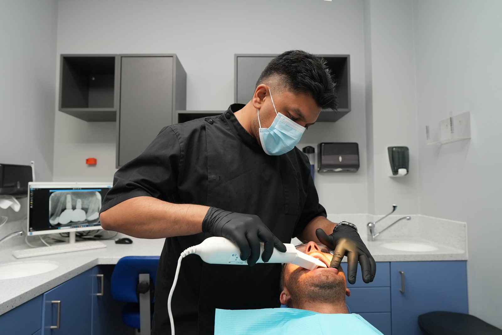 Digital scan being taken during a new patient examination at Welling Dental Studio